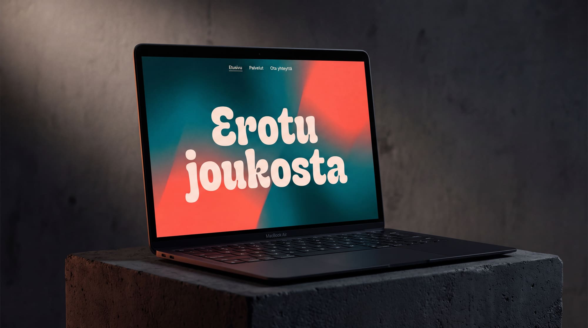 Kannettava tietokone, jonka näytöllä asiakkaan verkkosivuston etusivu